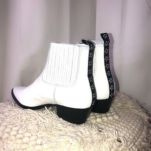 Steve Madden White Booties with Stars (size 8)